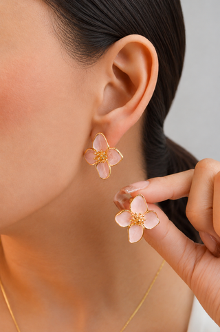 Arete esmaltado de flor color rosa ER05035