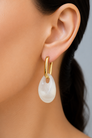 Arete colgante color blanco transparente de resina ER06014