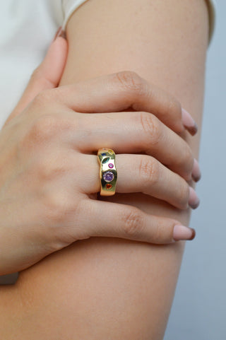 Anillo con piedras irregulares de colores RA04010