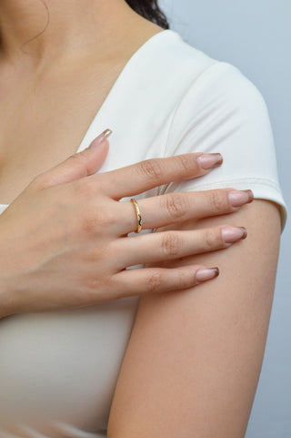 Anillo dorado con zirconias RA04015