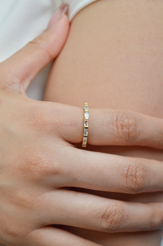 Anillo dorado tipo churumbela piedra rectangular RA04016