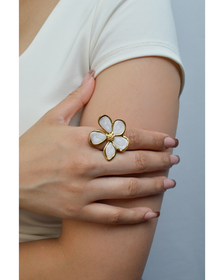 Anillo esmaltado flor beige 5 petalos RA03016