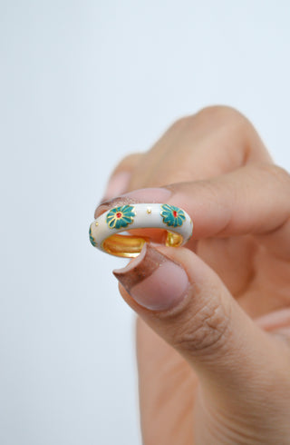 Anillo esmaltado flores blanco y verde RA04018