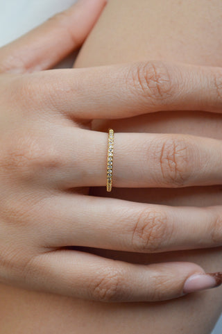 Anillo dorado tipo churumbela con zirconia  RA04017