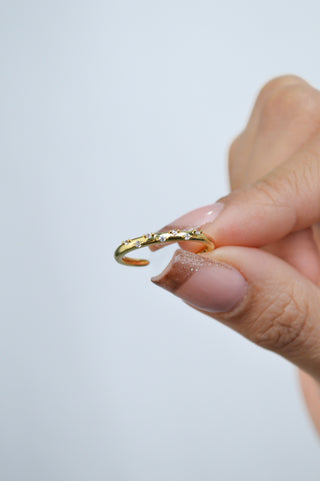 Anillo dorado con zirconias RA04015