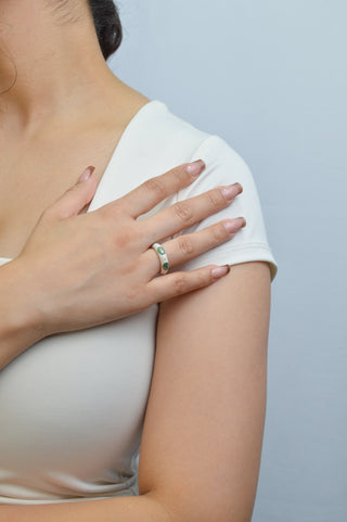 Anillo esmalrado flores blanco y verde RA04018