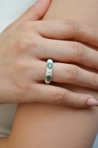 Anillo esmalrado flores blanco y verde RA04018