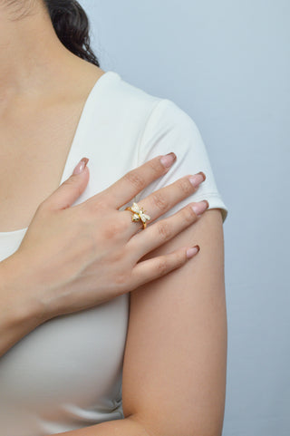 Anillo abeja dorado con zirconias RA04006