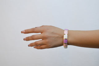 Brazalete esmaltado multicolor (lila, rosa, blanco) de lineas rectas SB12002