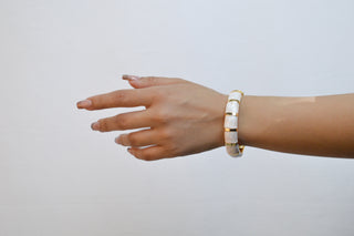 Brazalete esmaltado beige lineas rectas SB12001