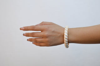 Brazalete esmaltado beige lineas diagonales SB12006