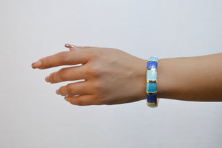 Brazalete esmaltado multicolor (azul cielo, marino y aqua) lineas rectas SB12004