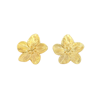 Aretes de flor dorados con finas lineas en los petalos ER05-029
