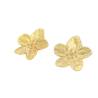 Aretes de flor dorados con finas lineas en los petalos ER05-029