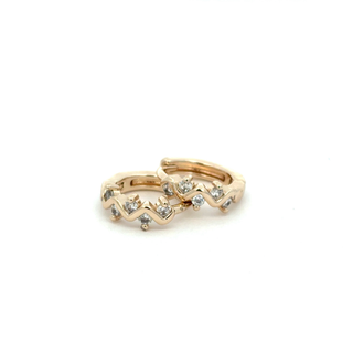 Huggie dorada con zirconias y diseño zigzag ER03031