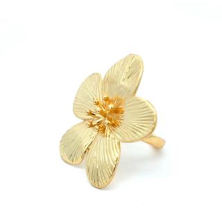 Anillo estilo chunky de flor dorada con detalles en cada petalo RA04-024
