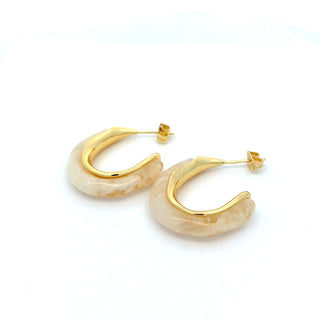 Arete dorado forma de media luna con resina blanca transparente ER06016