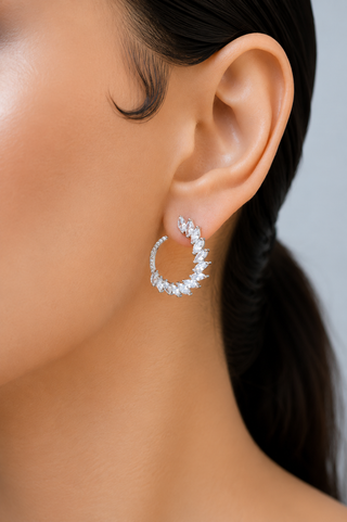 Arete contorno de gota cristales plateado ER09003