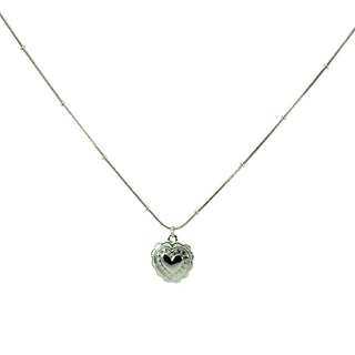 Gargantilla plateada diseño minimalista con dije de corazón SN06016