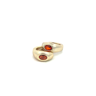 Huggie lisa con zirconia de color al centro ER03010