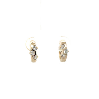 Huggie lisa con separación de piedras ER03041