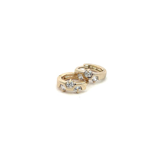 Huggie lisa con separación de piedras ER03041
