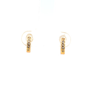 Huggie con linea de zirconias ER03057