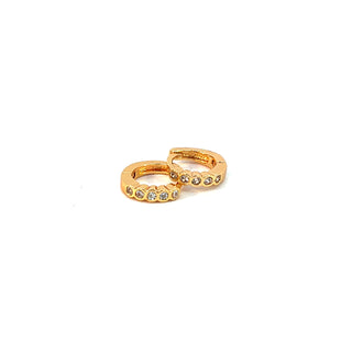 Huggie con linea de zirconias ER03057