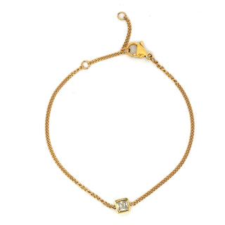 Pulsera de cadena fina en tono dorado con un dije central cuadrado SP0805